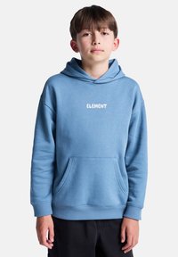 Ljusblå sweatshirt med huva, med en framficka i kängurustil och vit "ELEMENT" text på bröstet. Mjukt tyg med ribbade muddarmar.