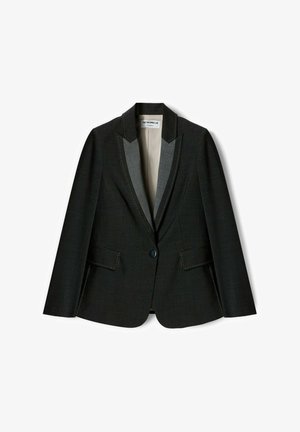 Schwarzer maßgeschneiderter Blazer mit kontrastierenden grauen Revers, zwei Fronttaschen, einem Knopfverschluss und dekorativen weißen Nähten.
