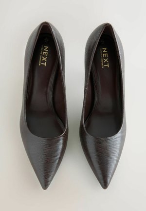 Coppia di scarpe da donna marrone scuro con punta affilata e texture, marca NEXT, taglia 40, viste dall'alto su sfondo bianco.