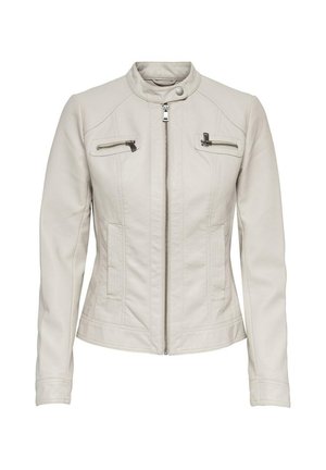 Chaqueta de cuero gris claro con cuello alto, cierre frontal y cuatro bolsillos con cremallera. Presenta detalles de costura en los hombros y los laterales.