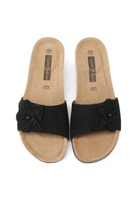 Sandali neri a ciabatta con un accento floreale sulla fascia, realizzati in morbido camoscio con una soletta in camoscio beige e un design a profilo basso.