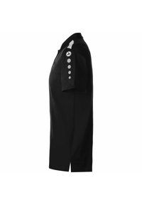 Polo noir à manches courtes, avec un design uni, des accents gris aux épaules et trois boutons ronds gris sur la manche gauche.