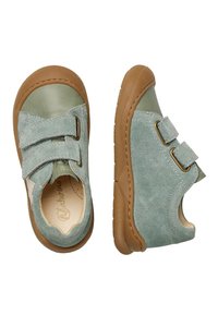 Zelené semišové boty s hnědými gumovými podrážkami, dvojitými suchými zipy, zaoblenými špičkami a vyztuženou patou, s hladkým a texturovaným povrchem.