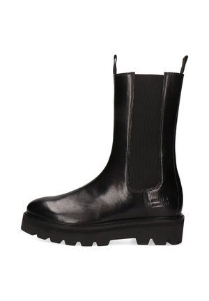 Botín Chelsea de cuero negro con suela gruesa de tacos, paneles laterales elásticos y tiradores en la parte superior del caña, logotipo de la marca grabado en el lateral.