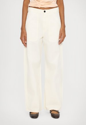 AYLA CARGO - Vaqueros boyfriend - off white