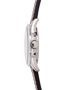 Sidabrinis nerūdijančio plieno laikrodis su elegantišku apvaliu korpusu, juoda odine apyranke ir išsikišusiu vikšru šone. Minimalistinis dizainas.