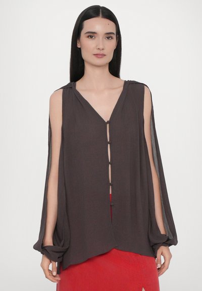 Braune Chiffonbluse mit V-Ausschnitt, Knopfverschluss und fließenden Ärmeln, mit einem schichten Design und weicher Textur.