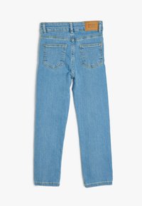 Vaqueros de mezclilla azul claro con un diseño de pierna recta, que incluyen dos bolsillos traseros, costuras amarillas y una etiqueta de marca de cuero color tostado en la cintura.