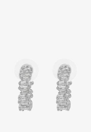 Heldere hars oorbellen met een gebogen vorm en een getextureerd, langwerpig ontwerp, afgewerkt met transparante studs.