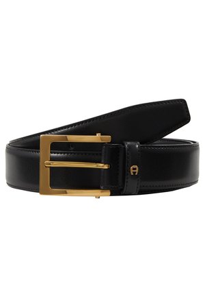 Cinturón de cuero negro con hebilla rectangular dorada, textura suave y detalles de costura a lo largo de los bordes.