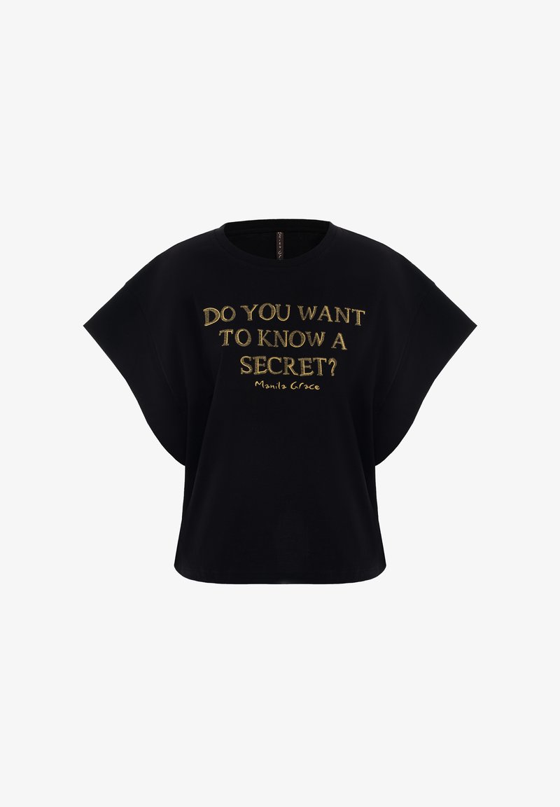 Camicetta nera a maniche corte con maniche ampie, con testo dorato: "VUOI CONOSCERE UN SEGRETO? Manila Grace" sul davanti.