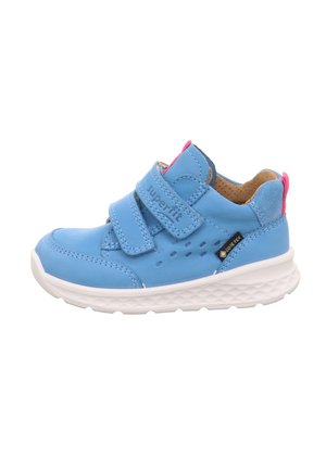 Blaue Leder-Sneaker mit zwei Klettverschlüssen, grauen Wildleder-Akzenten und perforierten Details. Weiße strukturierte Gummisohle und pinker Fersenbereich.