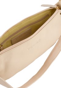 Beige læder clutch taske med lynlås, struktureret overflade, gul inderside og en lille indvendig lomme. Branding på ydersiden.