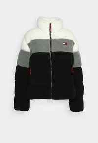 Giacca in pile con bande di colore orizzontali bianco, grigio e nero. Collo alto, zip completa e zip accentuata rossa.