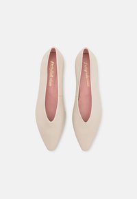 Ballerine beige con punta affusolata e design con lati aperti. Materiale morbido con texture liscia e soletta rosa con logo.