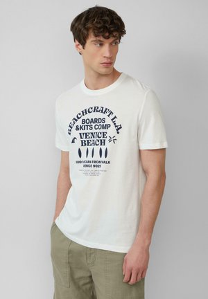 Witte korte mouwen T-shirt met blauwe grafische tekst "Beachcraft L.A." en "Venice Beach", gecombineerd met lichtbeige cargoshorts.