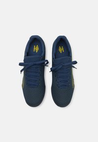 Umbro VELOCITA IX CLUB  TF - Fodboldstøvler til kunstgræs - poseidon/blazing yellow/white
