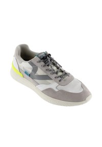 Zapatillas gris claro hechas de materiales de malla y ante, con acentos grises, un detalle amarillo en el talón y una suela blanca texturizada.