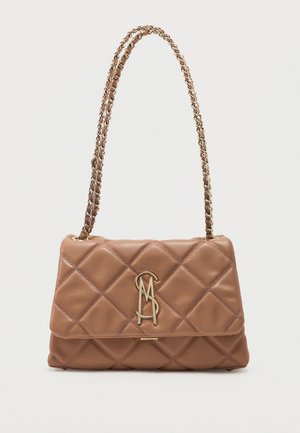 Καφέ δερμάτινη τσάντα με επένδυση σε σχέδιο καπιτονέ, με χρυσή αλυσίδα-λαιμόκοψη και χρυσό μεταλλικό λογότυπο στην εμπρός πλευρά της πόρπης.