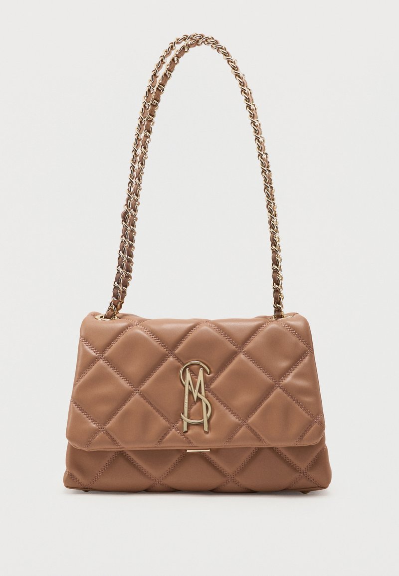 Καφέ δερμάτινη τσάντα με επένδυση σε σχέδιο καπιτονέ, με χρυσή αλυσίδα-λαιμόκοψη και χρυσό μεταλλικό λογότυπο στην εμπρός πλευρά της πόρπης.