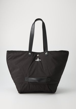 Bolsa tote negra con asas de cuero largas, cierre de logotipo en forma de esfera plateada y una correa de cuero corta adicional en la parte delantera.