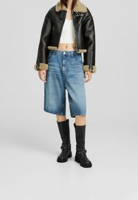Bershka Bunda z umělé kůže - dark brown