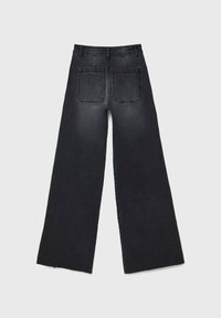 Široke črne jeans hlače s raztrganim robom, dvema hrbnima žepoma in srednjim pasom, ki imajo subtilno zbledelost za raznolikost teksture.