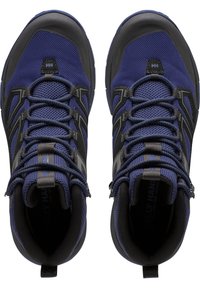 Calzado con una parte superior de malla azul y acentos en negro, puntera reforzada y cuellos de tobillo acolchados. Diseño con cordones y tiradores en bucle.