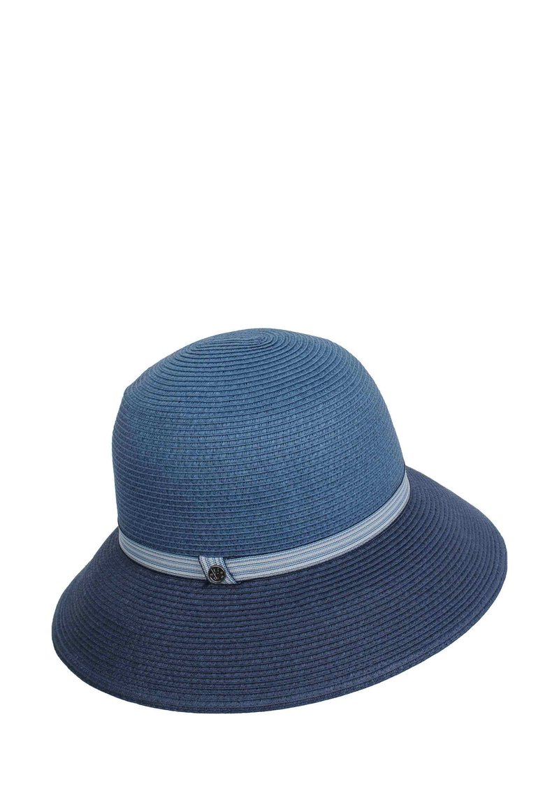 Zilā austā saules cepure ar plašu malu, kurai ir svītrainas auduma josla ap kroni un pogas akcents sānos.