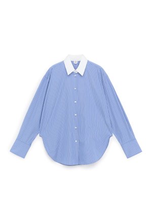 Niebieska koszula z długim rękawem w białe pionowe paski, z białym, spiczastym kołnierzykiem, zapinana na guziki z przodu oraz szerokimi mankietami, rozłożona na płasko na białym tle.