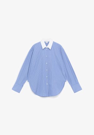 Niebieska koszula z długim rękawem w białe pionowe paski, z białym, spiczastym kołnierzykiem, zapinana na guziki z przodu oraz szerokimi mankietami, rozłożona na płasko na białym tle.