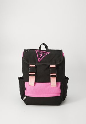 Sac à dos noir et rose avec rabat frontal, deux sangles roses à boucle, poches latérales, et logo triangulaire Guess sur le rabat supérieur.