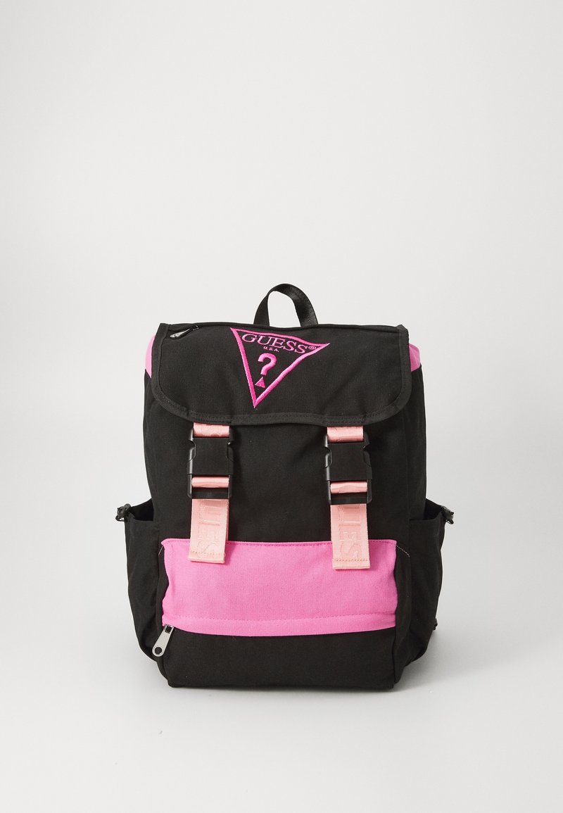 Czarny i różowy plecak z przednią klapą, dwoma różowymi paskami z klamrami, bocznymi kieszeniami oraz trójkątnym logo Guess na górnej klapie.