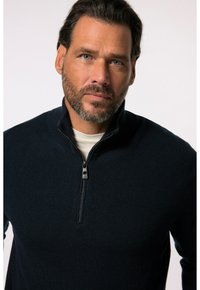 Marineblauer, gerippter Reißverschluss-Pullover mit hohem Kragen und robustem Reißverschluss. Weiche Textur und taillierte Passform, geeignet für legere Anlässe.