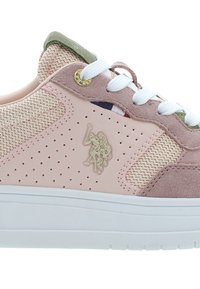 Ljust rosa sneaker i mesh och mocka, vita snören, guld detaljer, perforeringar och en logotyp-accent på sidan.