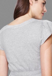 Boob THE-SHIRT FRILL - Βασικό μπλουζάκι - grey melange