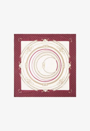 Gouden en roze gelaagde armbanden op een witte achtergrond, omlijst door een bordeauxrode patroonrand. Bevat verschillende kettingontwerpen en accenten.