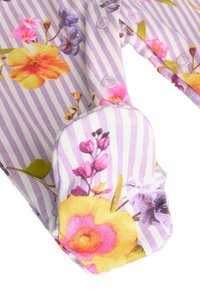 Gėlių raštas turintis lavandinį kūdikių kostiumėlį, kuriame yra vertikalios baltos juostelės, spaudimo mygtukai ir pūkuotų kojinių detalės su ryškiomis gėlių akcentais.