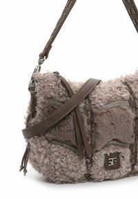 Borsa marrone con texture e accenti in pelliccia ricci, dotata di una tracolla in pelle intrecciata e dettagli metallici. Include scomparti con zip e un logo.