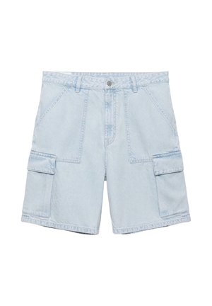 Shorts cargo en denim bleu clair avec poches avant, passants pour ceinture, fermeture par boutons et poches à rabat latérales.