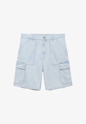Shorts cargo en denim bleu clair avec poches avant, passants pour ceinture, fermeture par boutons et poches à rabat latérales.