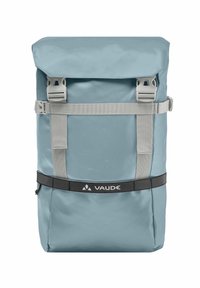Zaino Vaude con chiusura roll-top, realizzato in materiale impermeabile celeste, presenta spallacci grigi, fascetta nera sul fondo e dettaglio del logo.