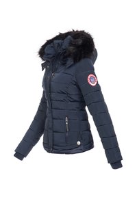 Chaqueta de invierno acolchada de color azul marino con capucha de piel negra, cierre frontal con cremallera y botón a presión, bolsillo con cremallera y parche circular con logo en la manga izquierda.