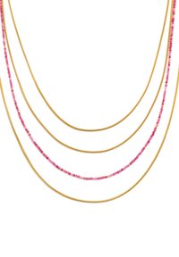 Collar en tono dorado de varias capas que presenta tres hebras: dos son lisas y una está adornada con cuentas redondas rosas, creando un contraste texturado.