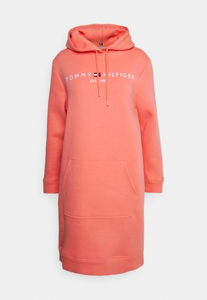Coral pink Tommy Hilfiger hættetrøjekjole med forlomme, snøre på hætten og hvid logo tekst "Tommy Hilfiger EST. 1985" hen over brystet.