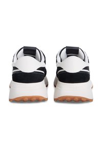 Αθλητικά παπούτσια ασπρόμαυρα με υφασμάτινο επάνω μέρος μ ε υφή, σουέντ λεπτομέρειες και λαστιχένιες σόλες με πορτοκαλί πέλματα. Σήμανση στο τακούνι.