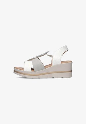 Infradito bianchi con tomaia texturizzata, design a fascia, sottili accenti metallici e suola piatta imbottita.