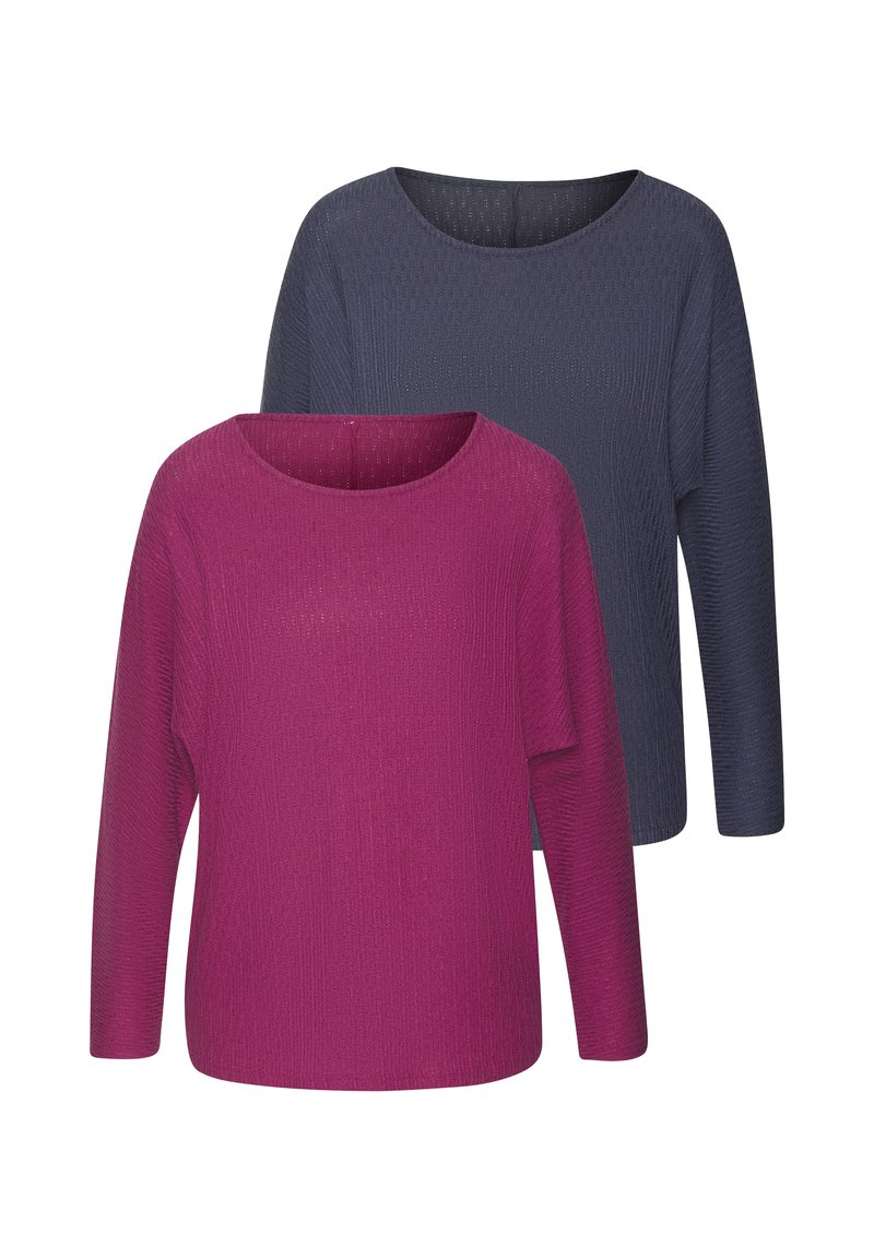 Zwei langärmelige Strickpullover, einer in Magenta vorne und einer in Dunkelgrau hinten, beide mit Rundhalsausschnitt und gerippter Textur.