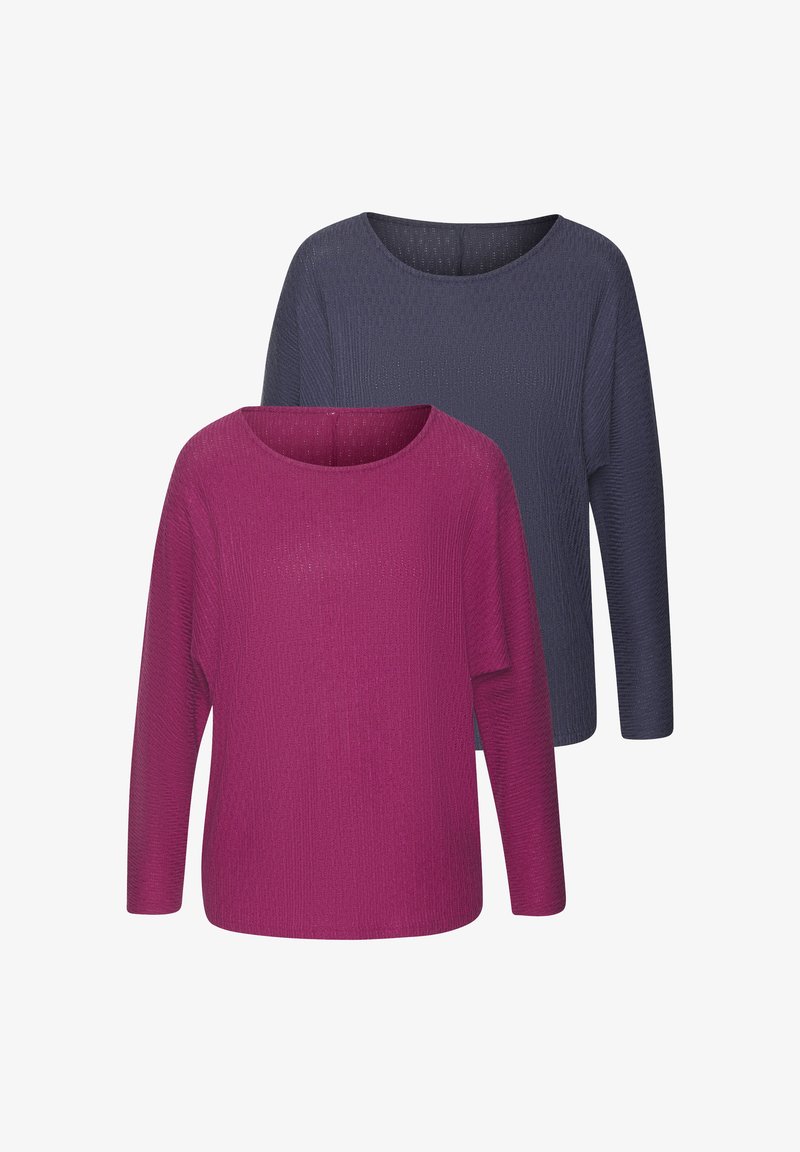 Zwei langärmelige Strickpullover, einer in Magenta vorne und einer in Dunkelgrau hinten, beide mit Rundhalsausschnitt und gerippter Textur.