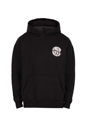 Zwarte hooded sweatshirt met een frontzak en een witte cirkelvormige tekstlogo met de tekst "DROP SIZE" op de bovenste linkerkant van de borst.